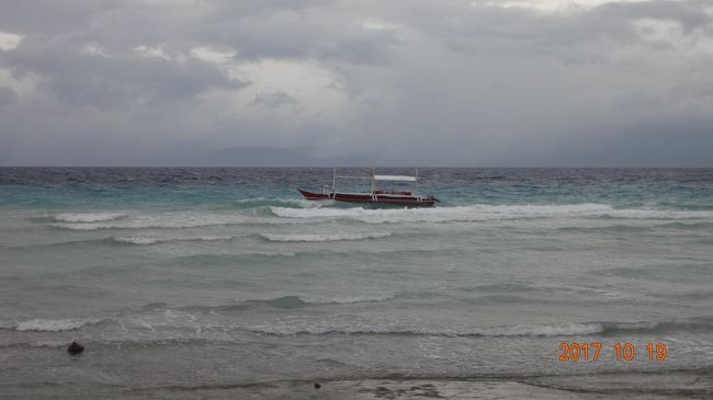 台風は去ったものの風が強くなり海は荒れていて、とてもシュノーケルできる状態ではありません。