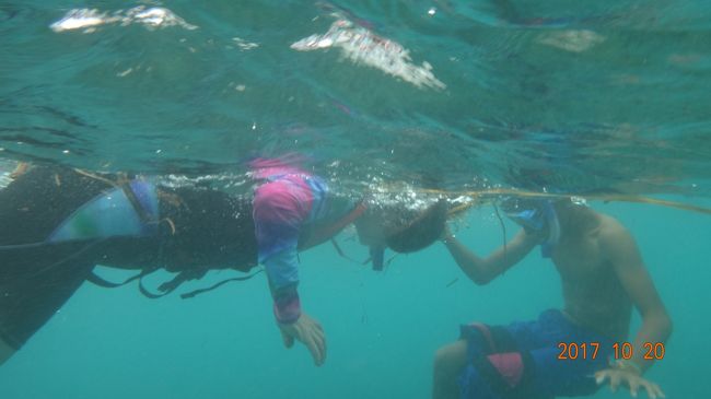 スノーケル経験２回目のAさんの不慣れな様子を見て、近くにいた少年がずっと手を引いてエスコートしてくれました。<br />フィリピーノはやさしいね！！