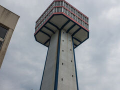 事前の調べでタワーに登っても、東尋坊を見下ろすことはできないらしいので、昭和の匂いがする東尋坊タワーは下から見上げただけです。
