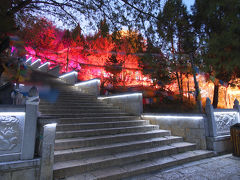 さあ、亀山公園から巨大マニ車を回しに山の上に行きます。
山の真正面に階段があるのでそれを登ります。