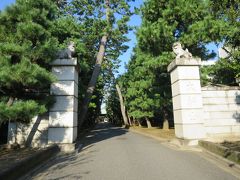 豪徳寺参道入口　14:10

文明12年（1480年）、世田谷城主吉良政忠が伯母で頼高の娘である弘徳院のために「弘徳院」と称する庵を結んだ。
当初は臨済宗に属していたが、天正12年（1584年）曹洞宗に転じる。