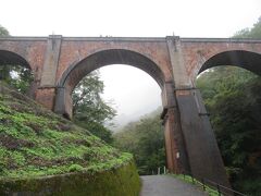 群馬県に入り、
めがね橋に来ました。
碓氷第三橋梁というらしい。
でかい。
想像以上に大きいです。
橋の上に人がいるのだけど、
高いから小さく見える。
上からマラソンランナーを応援してくれているんだよ
ありがとうございます。

この橋は長野新幹線が開業するまで、
信越本線で使われていたところ。
今では遊歩道になっていて歩けるみたい。