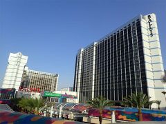 バリーズラスベガス(Bally's Las Vegas Hotel & Casino)　超巨大ホテル　部屋までたどり着けません…
チェックインの時にリゾートフィーを払うように言われます　Wi-Fiとか使わないなら払わなくてもいいと誰かの旅行記で見たので、いらないと言いましたが、強制徴収なようで、しつこく払うように言われます　スタッフさんによるのかなぁ