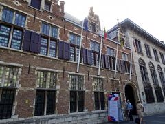 まずは，ネロがリスペクトしていた『ルーベンスの家』

増築したらしく，向こうの色違いの家も，彼の邸宅です

後で見学する『マイヤー・ヴァン・デン・ベルグ美術館』との共通入場券が１０ユーロでした