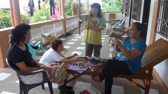 手作りアクセサリーを売りに来たスーシーさん。<br />マッサージを受けた友人の話によると、彼女はとても上手だったそうです。<br />１時間４００ペソ