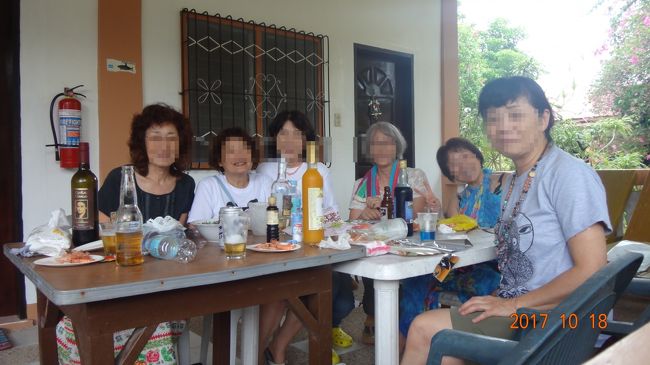 一人一部屋ずつゆったりと滞在<br />海に出れないときはここで女子会です。<br />夕飯もマーケットにモーターサイで繰り出し（６人乗って往復で４００ペソといろいろ寄ってもらったのでチップを５０ペソ）まだピクピク動いてるエビと裏でさばいたばかりの豚肉（スペアリブ）をゲット。<br />近くで豚さんの断末魔の悲鳴が～～何とも生々しい