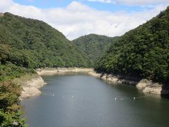 五十里ダムによって形成されたダム湖は五十里湖
江戸から丁度、五十里の距離だからとか

五十里湖は男鹿川を堰き止めて出来ていますが、途中で湯西川が分岐しているので、五十里湖自身はV字型をしています。

湯西川側の五十里湖畔には「道の駅　湯西川」があり野岩鉄道の鉄橋が架っています。この辺りも綺麗ですが景観的には道の駅周辺の方が美しいかも知れません