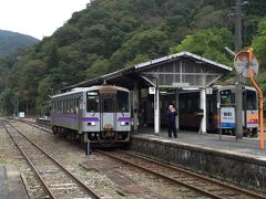 ここで、芸備線の上下線と木次線のワンマンカー３台が揃い、相互の乗客が乗り換え。

次の道後山駅付近が標高630mほどのピークで、そこから一旦列車のスピードも上がっていくが、その後も、見通しの無い小さなカーブの線路が連続していて、その都度スピードダウン。
