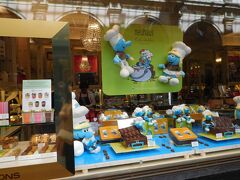 このキャラクターはなんだか見たことがあります。
量り売りで一粒ずつから帰るので、いろんなお店でちょこっとずつ買いましたが、私はこちらのノイハウスのチョコレートが一番好みでした♪
みんな自分のお気に入りのショップがあるようです＾＾