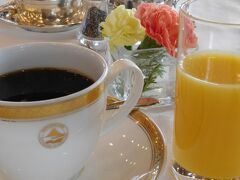 朝食はメインダイニングルーム「ザ・フジヤ」でアメリカンブレックファースト。
オレンジジュース、ホットコーヒー。