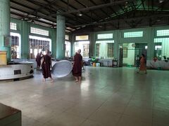 続いてミャンマー国内屈指の規模をもつ僧院チャカッワイン僧院へ。昼食前の時間に合わせて到着。大きな厨房を覗く。