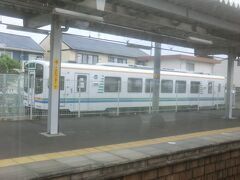 新所原に停車。
天竜浜名湖鉄道のディーゼルカーが停まっています。