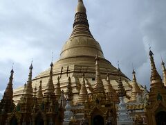 お天気が怪しい中、ミャンマー人がヤンゴンを訪れると必ず参拝するというシュエダゴンパゴダを参拝しました。