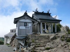 13:14
石鎚神社頂上社のある弥山(1974m)に戻りました。