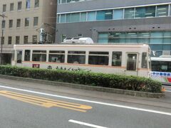 ブオォォー
岡山市内を走る岡山電気軌道の路面電車。
今回は、乗る時間がありません。
残念！