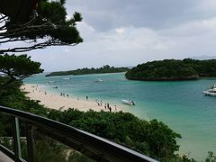 なんとなく青臭さの残る口内のまま。
次に来たのは石垣島と言えばここ「川平湾」

ミシュランガイドも認めた絶景です。

ここも、すごく多くの観光客で駐車場もいっぱい。
しばらく待ちましたが車を止めて。さぁ！展望台へ。


曇り空でも美しい。ガイドブックまんまの風景が。

雲ですが、少しずつ薄くなっていて、時折、うっすら日差しも。
待てば日が出そう。

先に「公園茶屋」で食べ損ねたお昼ご飯にと思いましたが・・。
すでにお店は営業終了。まだ３時前なのに～。

ああ。今日はだめだ～。