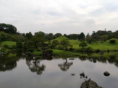 水前寺公園の様子。綺麗に手入れしてありますが、お天気がちょっと良くないですね。