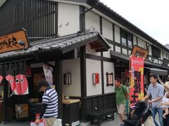 城彩苑に戻ってきました。ここは人が出ています。熊本城に入れない今は、熊本市内の一番の観光地なのかも知れません。