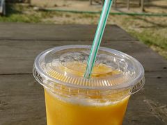 川平湾での感動を胸に、デザートを求めて次の場所へ。

「宮良農園」さんへ

少し道を入ったところ農園併設のスタンド式のお店です。

頂いたのはミックスジュース。

マンゴー。パイナップル。グァバ。色々フルーツが濃厚な味わいです。

これ、本当に美味しかった。こんな美味しい生ジュース初めて。

お土産にミックスジャムも購入。