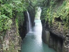 高千穂峡の真名井の滝、絵葉書でもおなじみの光景ですが、実際に目の当たりにすると感動的なくらい神秘的に美しい光景。