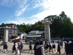 １２：０３に宮島に到着☆(*^-^*)

修学旅行の学生さんたちが、たくさん帰っていきます。
朝から観光してたんだね～！そして、お土産めっちゃ買ってる！