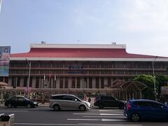 交差点渡って右向くと、この台北駅の一部が建物が見えます。（これは、正面からですけど…）