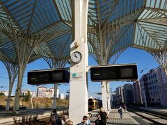 オリエンテ駅につきました。ホームが斬新！
駅の周りも新し目の建物が多く、新宿みたいなイメージなのでしょうか