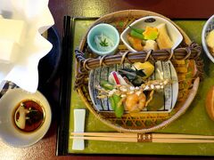 ランチは行き当たりばったり。花見小路の美登幸という京料理のお店で。