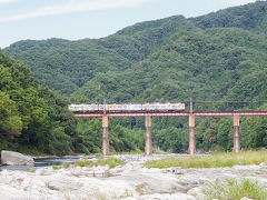 フォトジェニックな秩父鉄道荒川橋梁

　埼玉県秩父郡長瀞町、皆野町の町境にかかり、大正１４年に完成したの秩父鉄道の鉄道撮影スポットとしてその筋ではとても有名な橋。れんがの橋脚がその歴史を物語ります。 秩父鉄道といえば、熊谷駅～三峯駅口を走るSL列車「パレオエクスプレス」。 橋を渡るSLの雄姿が絵になることは言わずもがなですが、ちょうど現れたラッピング列車を撮影することができました。このスポットは長瀞川下りの乗船スポットでもあるので、タイミングがよければ「陸橋」「SL」「川下り」の混成写真が撮れます。