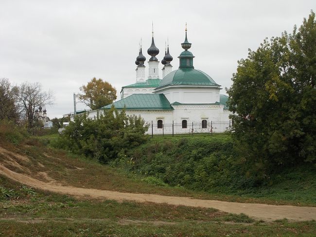 平原の　中・・・に　忽然！と　現れる　<br />教会建築群！の　『　スズダリ　』　の　田舎町。<br /><br />「中世時代・・・の　「ロシア」を　見たかったら、　<br />「『　スズダリ　』　に　行けば　良い」と　言われるほど・・・の　<br />『　黄金の環　』　の　中心地。<br />ーーーーーーーーーーーーーーー<br />教会の　建築物！を　守る・・・ように、　「土塁（土の壁）」が　残されている。