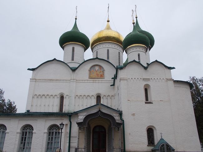 『　スズダリ　』　で　<br />「中世・・・　そのまんま。の　面影」を　探してみよう。<br /><br />それにしても・・・。<br />天気は、　こ～んな　「灰色！の　空」の　毎日。<br />でも、「雨が　降らない！だけ・・・　イイよね」　（苦笑）