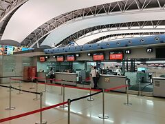 今回は関西空港に９月就航したJetstar Pacificを選択。
ハノイ、ダナンへ就航し、関空からまたLCCが増えました！
１時間半ぐらい前なのに、チェックインカウンターは空いていました。
もうみんなチェックインしたんですかね？
