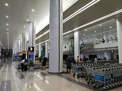 20分ほど遅れてハノイ・ノイバイ国際空港に到着！
新しくできた首都の空港にしては、思ったより小さい空港ですね。
深夜なの入国も待ち時間なかったです。
