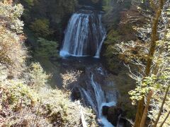 横谷観音から、のんびり歩いて15分くらいで、大滝に着きました。

王滝は横谷渓谷の中で一番落差が大きくて、二段に落ちる滝の様子は圧巻です。