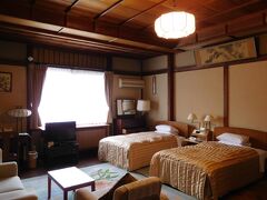 本日の宿は、宮ノ下の富士屋ホテル。
アサインされた部屋は花御殿の261号室。「つつじ」という名が付けられている。