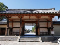 大宝蔵院(写真撮影不可)の見学を終えて、東大門をくぐり抜ける。
ここも修学旅行生が立ち去ったタイミングで撮影。