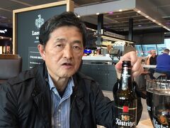 ウイーンからフランクフルト経由で羽田へ。ドイツの黒ビールを飲みたいと思い、フランクフルト空港で乾杯！ピザパンもビールも美味しかった。やや、重いかなと思ったが、機内食がまずかったので、ここで食べておいてよかった。
