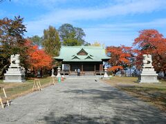 観光客でにぎわう通りから離れて、丘の上の「水天宮神社」へ行きました。
お社はさほど大きくないのだけど、狛犬が大きかった！