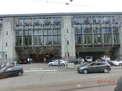チューリッヒ駅 Zurich Huptbahnhof です。
ヨーロッパの大きな駅は通り抜けしないで、
折り返しになっているので路線は分かりにくいし、改札がないのも不思議です。