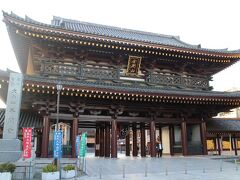 川崎大師大山門。
川崎大師平間寺、真言宗智山派大本山。