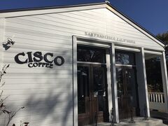 『CISCO　COFFEE』
河口湖畔にある美味しいコーヒーを飲める店。
店内の内装も落ち着いたトーンでまとめられています。