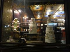 行きたかったAJショコラダスを発見！何度も通った場所でした。なぜか道の反対側にあると思い込んでいたのでした。あー、ここにあったのかー。アンティーク調の素敵な店内でお茶したかったのですが、お腹もいっぱいだし、もうすぐ閉店の様でした。