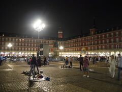 夜のマヨール広場

今年も雰囲気悪い（ような気がする）。
はじめて来た時の楽しいわいわいした雰囲気がない（ような気がする）。
路上販売ばかり、レストランも減ってる。
ステージがあるから週末にイベントあるのかな。