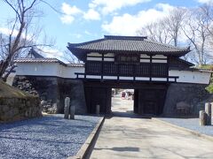 終点の小諸に到着

乗り換える電車を一本遅らせて小諸城へ

市街地より低地に作られており、坂を下って入ります

駅からは徒歩5分ぐらいです