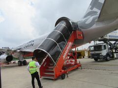 おお　初ダナン　空港着　前方と後方より降りることができたので早い移動　沖止めです
手荷物のみだったので　審査4人ほど並んで入国　