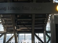 LIRR（Long Island Rail Road）2番線から11:09発 PENN STATION行きに乗ります。
改札は無し、エスカレータも無し。