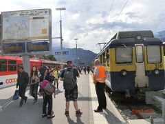 ベルナーオーバーラント鉄道
Bernese Oberland Railway
は、右の青・黄・青の車両です。
グリーンデルワルト駅からインターラーケンに行くそうです。
総延長23.6kmの登山鉄道ですが乗らなかった。
ベルナーオーバーラント鉄道(BOB)、ヴェンゲルンアルプ鉄道(WAB)、ユングフラウ鉄道(JB、Jungfraubahn)、3鉄道で乗車券のデザインも共通である。