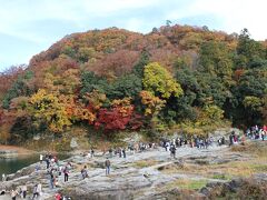 『長瀞岩畳』
国指定の名勝・天然記念物である岩畳は荒川に沿い幅約50M、長さ約600M続いています。
ここから眺める紅葉は絶景です。