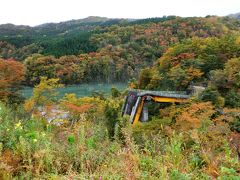 さらに数分進んだところにある祭畤被災地 展望の丘も紅葉ポイントです。
ここはしっかりと駐車場もあります。

2008年6月14日の宮城内陸地震で崩壊した橋のようで、衝撃的な姿をしています。
陸地が10m以上も動いたことからバランスを崩した橋がこのような姿になってしまったとの事。