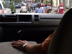 続いて雑貨屋さん巡りへ。
確か、Saigon kitschだったかと。
ついつい、買い足してしまった。。。

道路は相変わらずバイクだらけ。